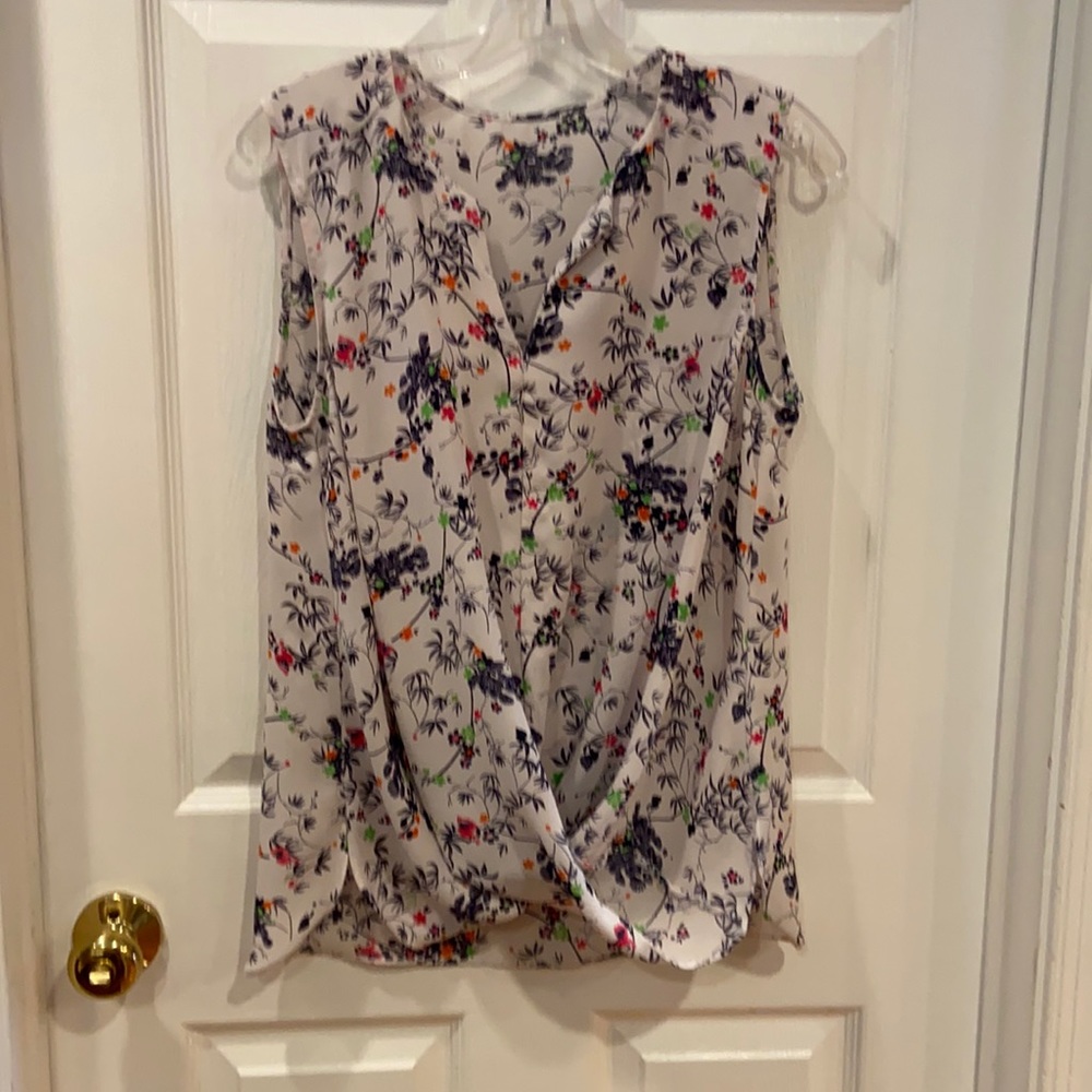 🌿 Beautiful floral summer top